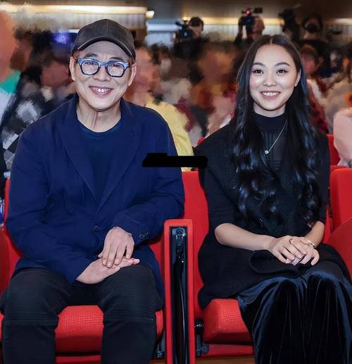 李连杰晒图炫二女儿,李连杰晒图炫二女儿：现在是眼科医生